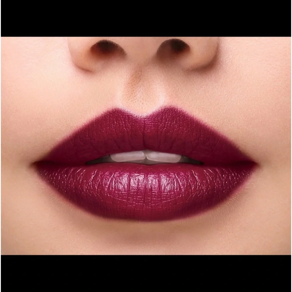 Belle en Argent Auteur Creme Lip Color in Smoking On Screen